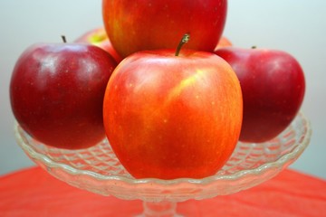apples in a white vase