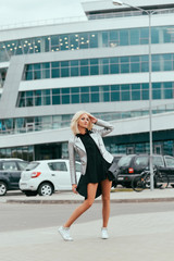 Naklejka premium Beautiful girl near the business center