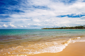 Obraz premium Amazing Caribbean tropical beach with bright blue sky