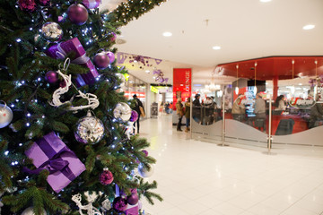 Weihnachtsdeko im Shoppingcenter