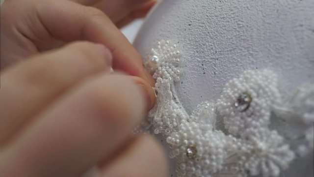 Making needlepoint on white lace, making hair accessory