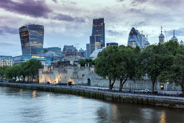Obraz premium LONDON, ENGLAND - JUNE 15 2016: Sunset Skyline of London From Tower Bridge, England, United Kingdom