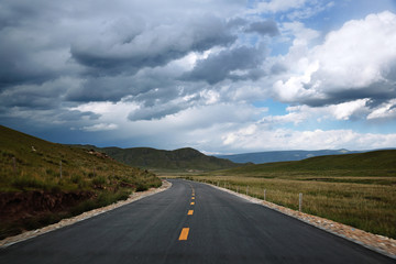 Naklejka premium A open road in Tibet.