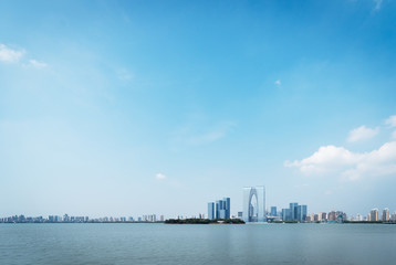 Obraz premium tranquil lake and cityscape of modern city