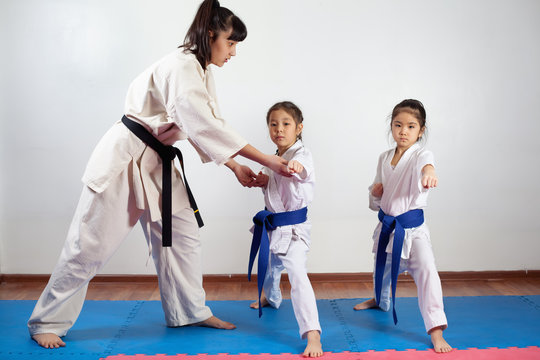 Coach woman showing martial art for children
