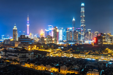 Obraz premium illuminated cityscape at night in financial district of China.