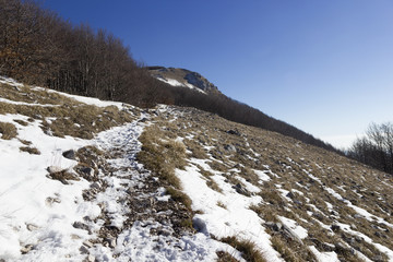 mountain trail with snow in matese park