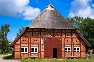 Fototapeta na wymiar Altes Bauernhaus in Mecklenburg-Vorpommern