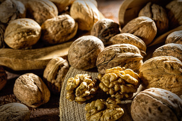 Holzschale und Holzlöffel mit Walnüssen