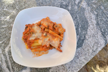 Pasta auf weißem Teller