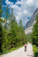 Fototapeta na wymiar Dolomites cycle path