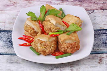 Fried gold bar as spicy fried tofu wrap minced pork .