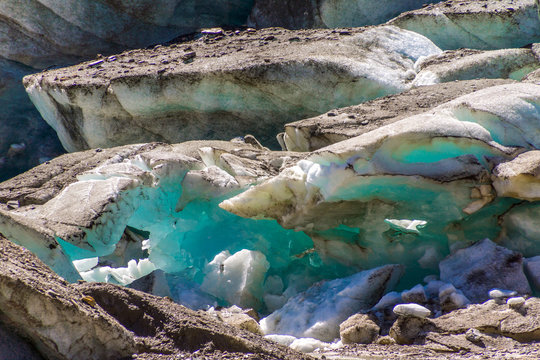 Blau schimmert das Eis des Gletschers