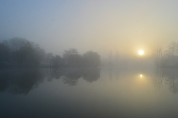 Lac sous la brume