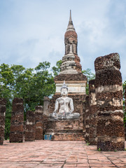 Fototapeta premium Ruin ancient Buddhist temple, Wat Mahathat Sukhothai, landmark in Thailand