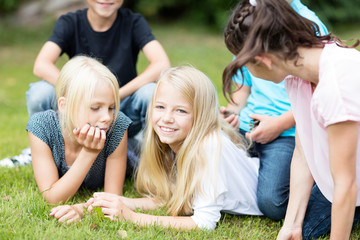 Fototapeta premium Gruppe Kinder liegen im Gras