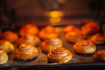 булочки с корицей выпекаются в духовке