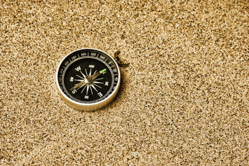 Obraz na płótnie Canvas compass on a sandy beach
