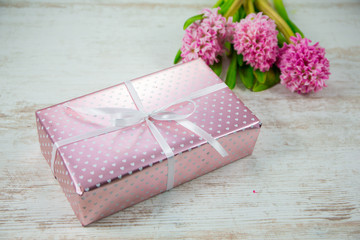 Ein schönes Geschenk mit Blumen