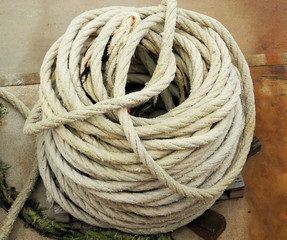 Schiffstau an einer Hafenmole