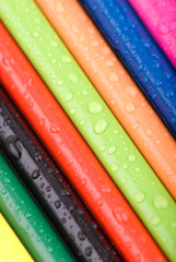 Buntstifte mit Wassertropfen