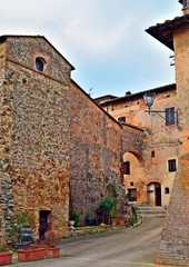 vicolo nel vecchio borgo toscano di Abbadia a Isola nel comune di Monteriggioni Siena Italia