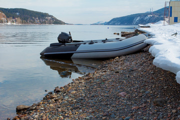 Моторная лодка плывёт по реке. Отдых, рыбалка, путешествие. The motor boat floats down the river. Rest, fishing, travel