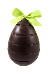 Grand oeuf de pâques moderne en chocolat noir