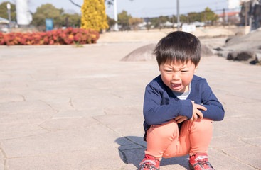 男の子　泣く