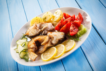 Fried fish with potatoes and vegetables