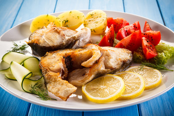 Fried fish with potatoes and vegetables