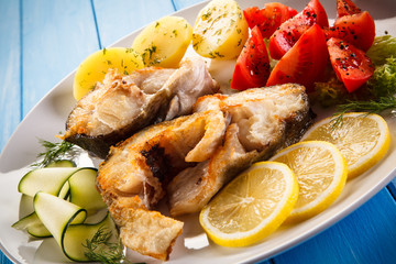 Fried fish with potatoes and vegetables