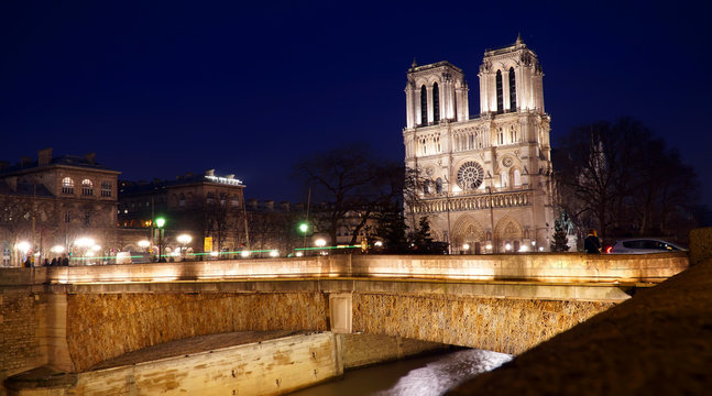Fototapeta The cathedral Notre - Dame de Paris in the evening