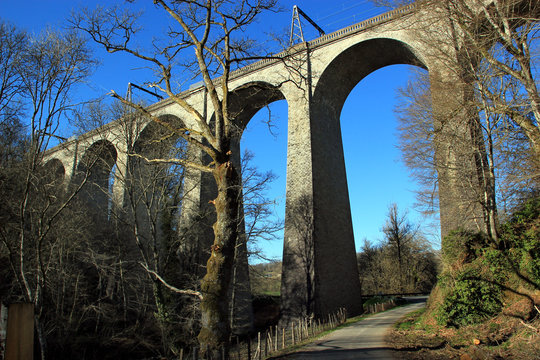 Un viaduc ferroviaire.