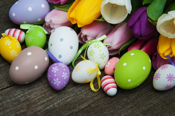 Fototapeta na wymiar Easter eggs and tulips
