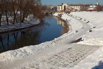 Obraz premium Набережная реки Исеть и памятник компьютерной клавиатуре. Екатеринбург.