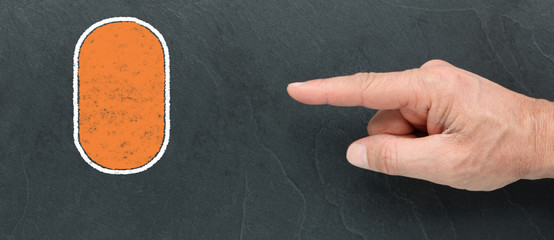 Nutri-score D à la craie et montrer du doigt sur ardoise