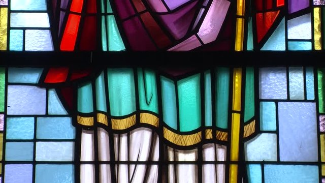 Kirchenfenster mit  einer Heiligenfigur mit Bischofsstab (vertikaler Kameraschwenk)