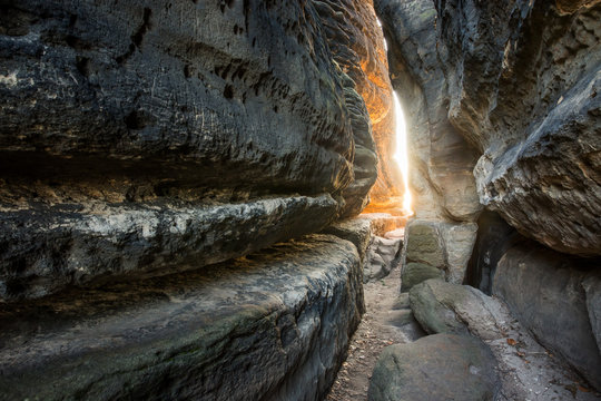 Bergspalt mit gegenlicht