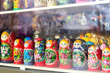Fototapeta premium Vetrin gift shop with Russian national souvenir - matryoshka.