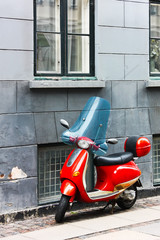 Red scooter in Copenhagen © Luc Pouliot