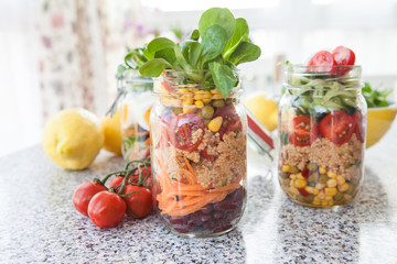 Geschichteter Salat in Einmachglas