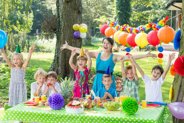 Party entertainer with children