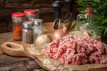 Crédence de cuisine en verre imprimé Viande Minced meat on wooden background.