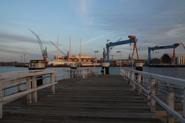 Kiel mit Werft und Luxus Yacht