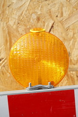 Obraz premium Orange Baustellenlampe an einer Baustellenabsperrung