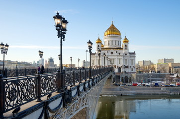 Fototapeta na wymiar Moscow, Russia - February 16, 2017: Winter view of the Cathedral of Christ the Savior and Patriarchal bridge