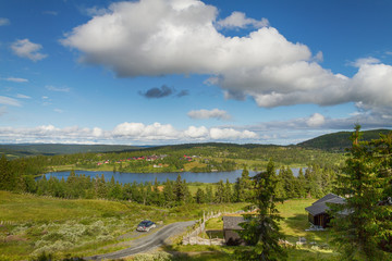 Obraz premium Blick über einen See in den Bergen, Norwegen