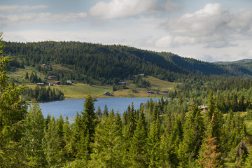 Fototapeta na wymiar Blick über einen See in einem Ferienhausgebiet, Norwegen
