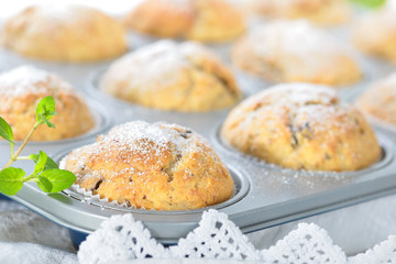 Frisch gebackene Stracciatella-Bananen-Muffins in der Backform -Freshly baked chocolate banana muffins in the baking pan